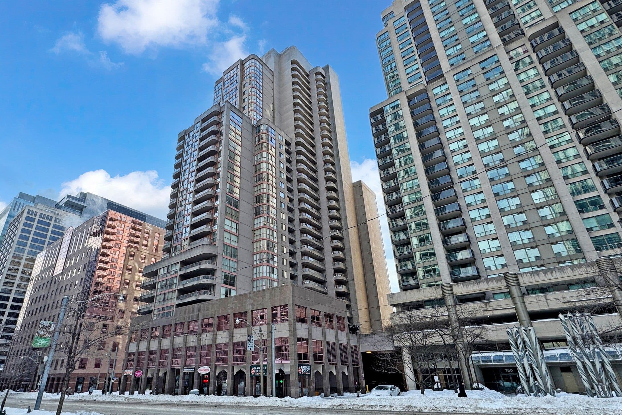 736 Bay Street 703, Toronto C01, ON M5G 2M4