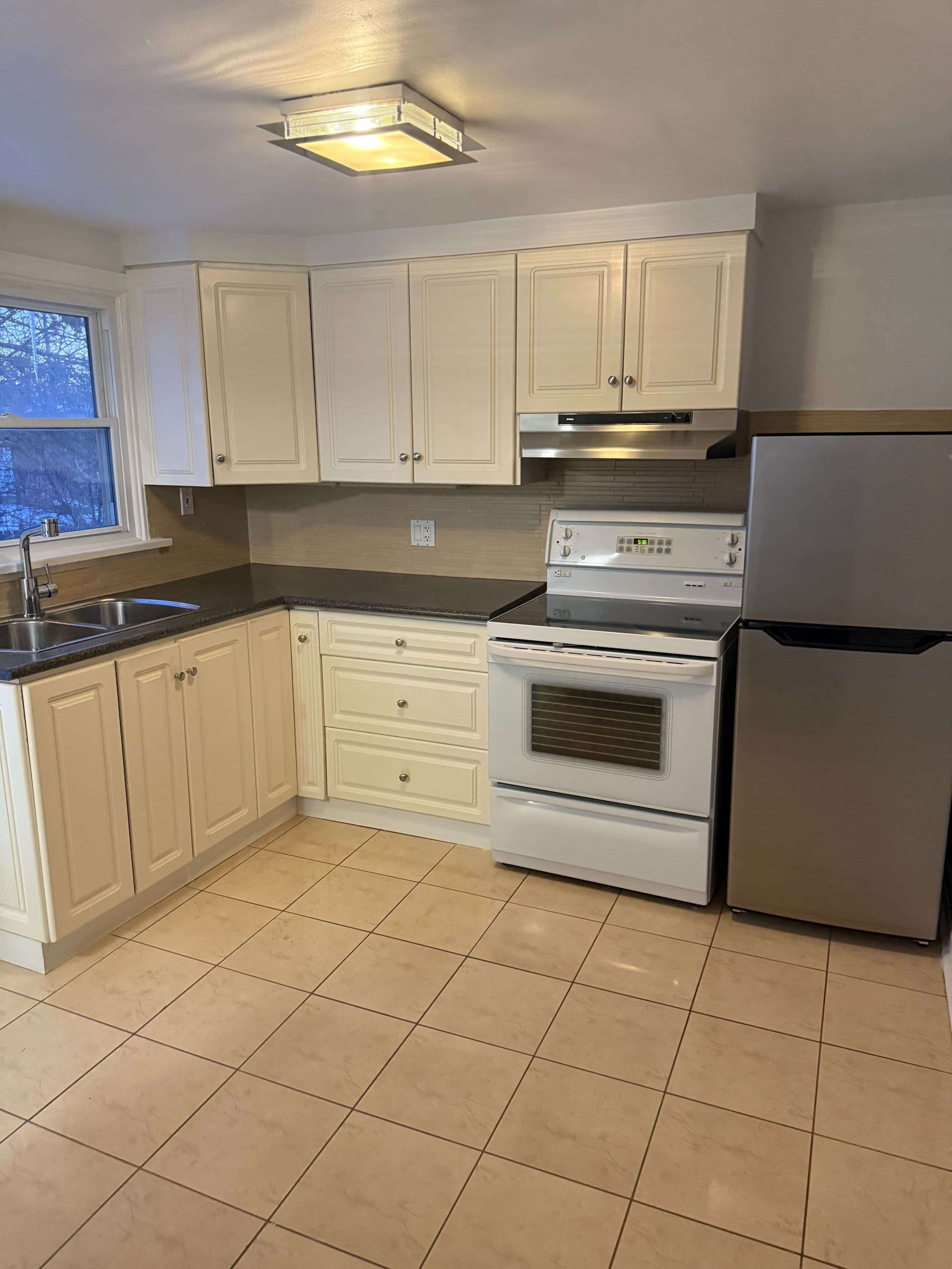 160 Welland Avenue 2nd Floor, St. Catharines, ON L2R 2N6