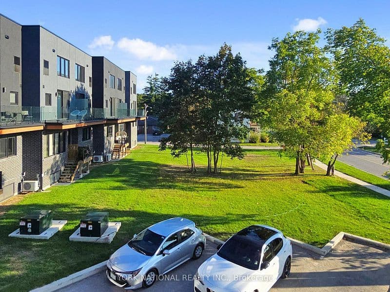 49 Charles Street 307, Newmarket, ON L3Y 3V7